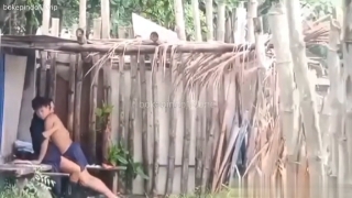 Bokep SMP Kepergok Ngewe Di Gubuk